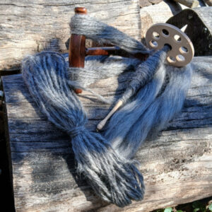 Schafwolle handgesponnen Handspindel
